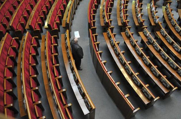 Депутати майже нічого не ухвалили і пішли на травневі свята (оформлені під роботу в комітетах і з виборцями)