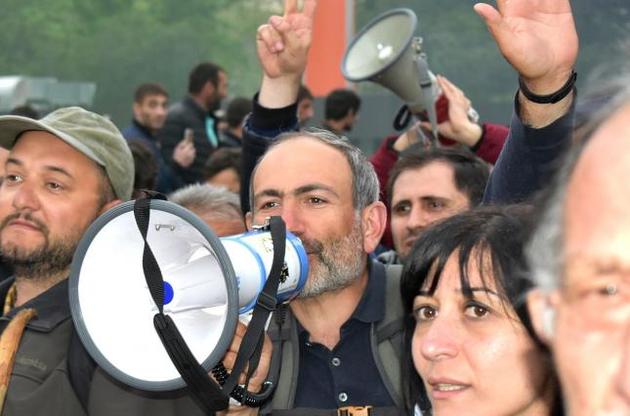 Лидер оппозиции Армении призвал приостановить протесты, а правящая партия обещает поддержать премьерство Пашиняна