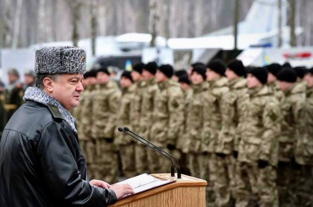 Войска в Дебальцево получили четыре конвоя с ротацией и техникой – Порошенко