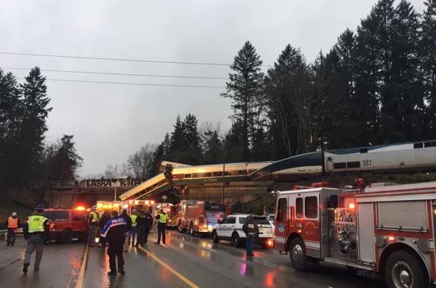 В США назвали число жертв падения поезда на автомагистраль