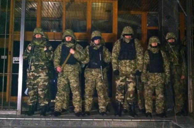 Бойцы "Сичи" используют табельное оружие батальона "Днепр-1" - Денисенко