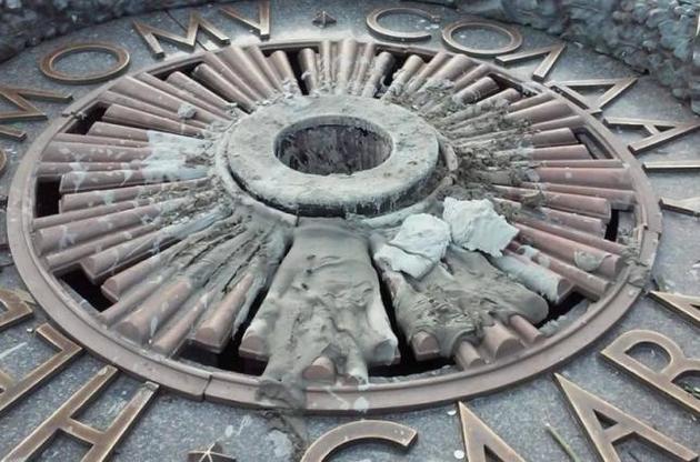 Заливка цементом Вечного огня в Киеве попала на видео