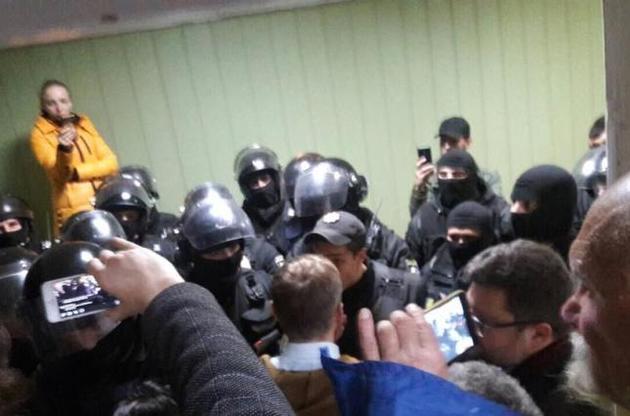 Активісти розгромили зал Святошинського суду Києва