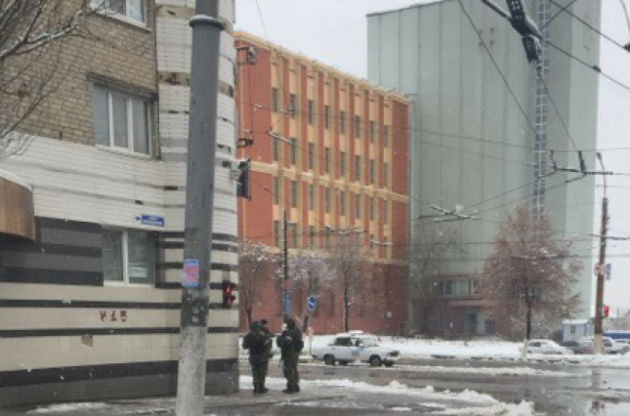 Разборки в Луганске: жителей не выпускают из города