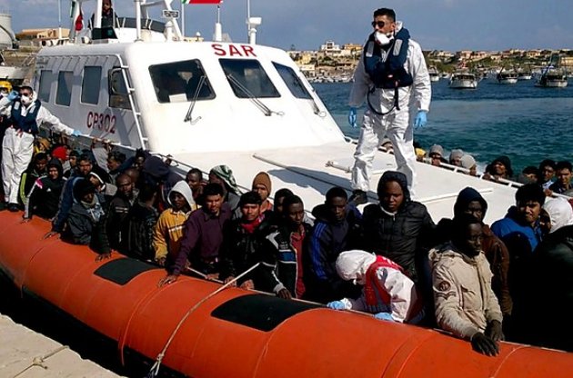 Судно с 300 мигрантами тонет в Средиземном море