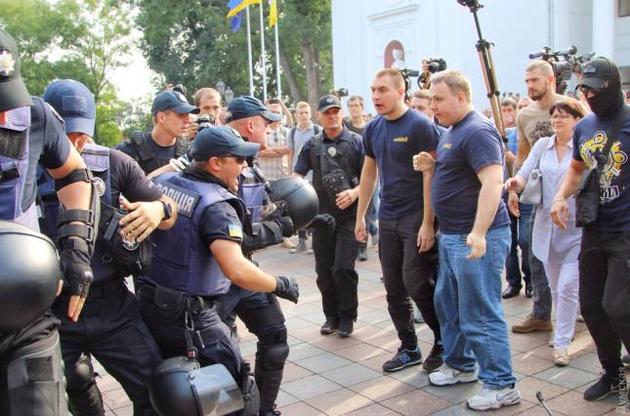 В результате драки возле Одесского горсовета пострадали 36 силовиков
