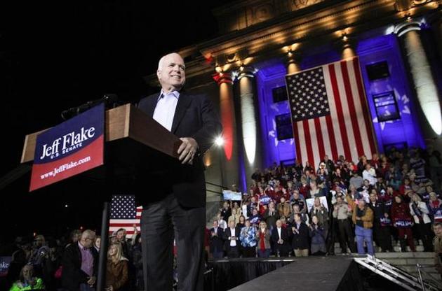 Сенат США встретил овациями вернувшегося после лечения рака Маккейна