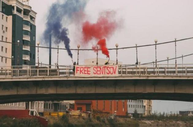 Активісток акції "Звільніть Сенцова" забрали в поліцію