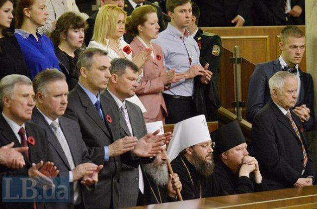 В УПЦ МП объяснили, почему митрополит не почтил военных АТО стоя