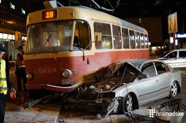 В результаті ДТП трамвай зійшов з рейок