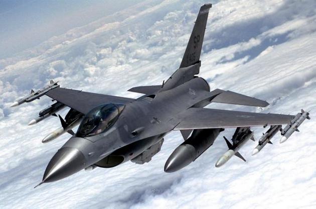 У США на зльоті загорівся винищувач F-16