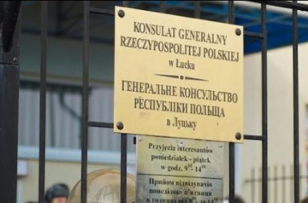Порошенко осудил обстрел генконсульства Польши в Луцке
