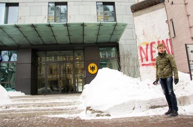 Фракция БПП осудила надпись Гончаренко на обломке Берлинской стены