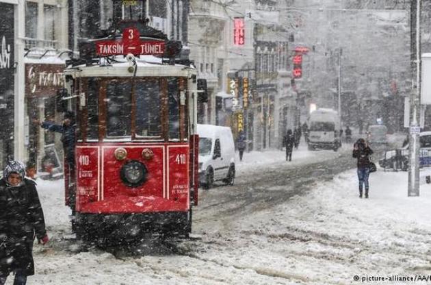 Транспортное сообщение в Стамбуле парализовано сильными снегопадами