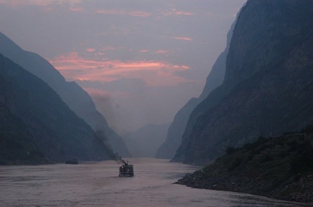 С затонувшего в Китае на реке Янцзы судна подняли первые пять тел