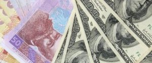 Нацбанк опустив офіційний курс гривні до долара ще на 50 копійок