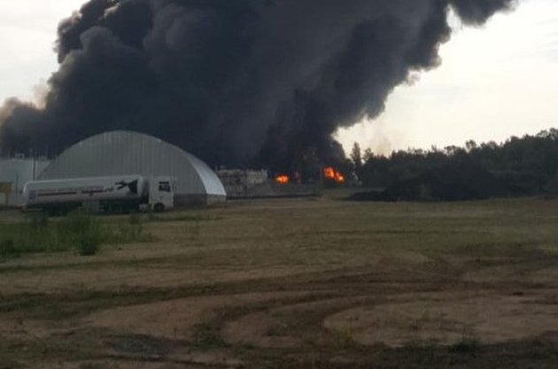 Пожежникам не вдається впоратися з вогнем