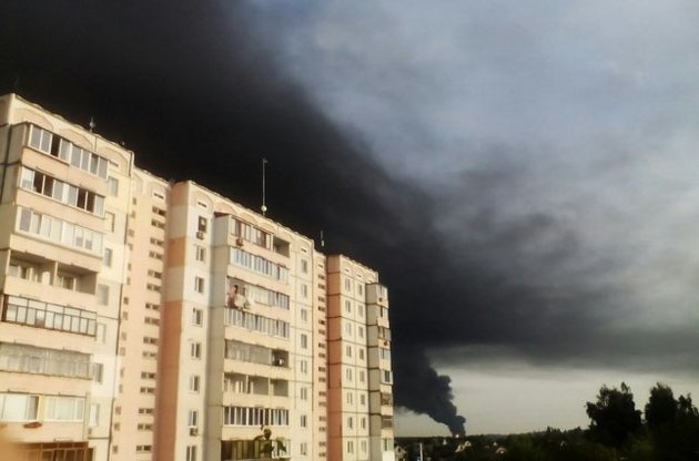 Пожежникам вдалося погасити найбільш проблемний резервуар на нафтобазі у Василькові