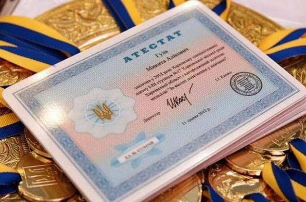 Проведення ЗНО та ДПА одночасно викликає ряд запитань у експертів