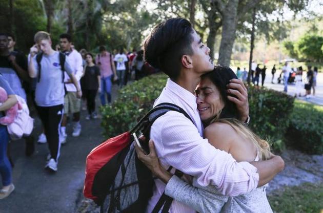 Стрельба в школе во Флориде указывает на проблему с контролем оружия в Америке.