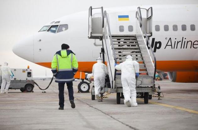 Самолет, на котором прибыли эвакуированные украинцы, прошел дезинфекцию