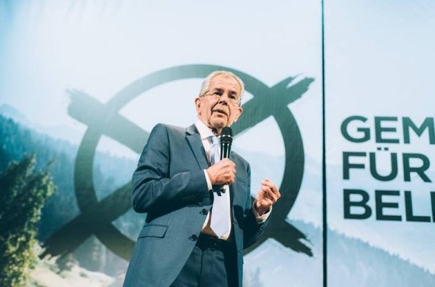 Беллен так же снисходительно относится к России, как и националист Хофер.