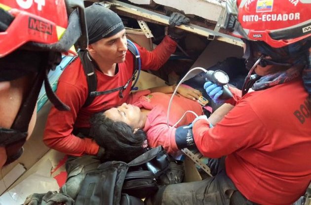 Число жертв землетрясения в Эквадоре продолжает стремительно расти