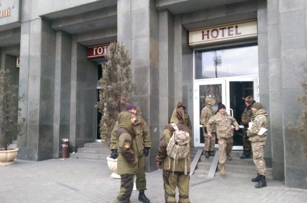 Люди, які зайняли актовий зал готелю "Козацький" на Майдані, висунули ряд вимог