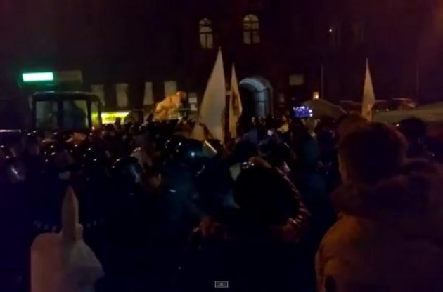 Наливайченко считает подстроенным конфликт между милицией и митингующими под Нацбанком