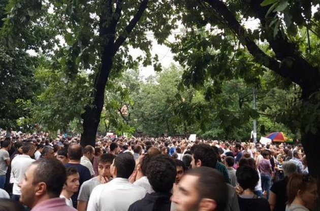 Протестующим в Ереване дали полчаса, иначе будет применен "жесткий" разгон. Онлайн-трансляция