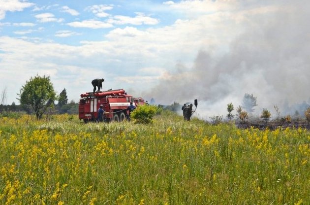 Рятувальники продовжують гасити 5,1 га тліючого торфу в "Чорнобильській пущі"