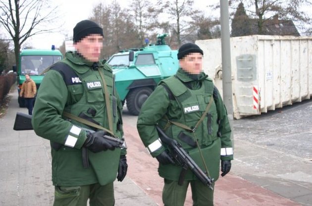 У Німеччині заарештували продавця зброї виконавцям терактів у Парижі – ЗМІ