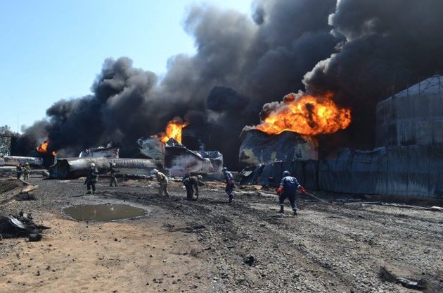 На нефтебазе в Василькове продолжает гореть один крупный резервуар