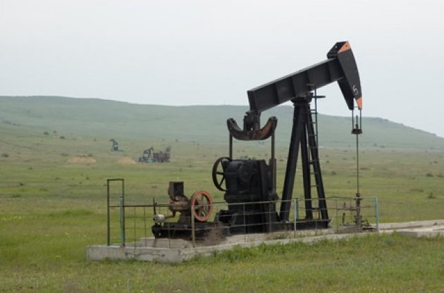 Цена на нефть слабо растет после обвала накануне