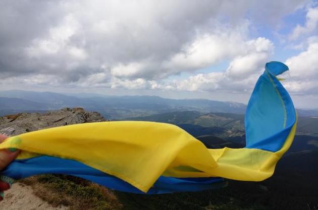 Українці встановили синьо-жовтий прапор на вершинах Казбек та Говерла