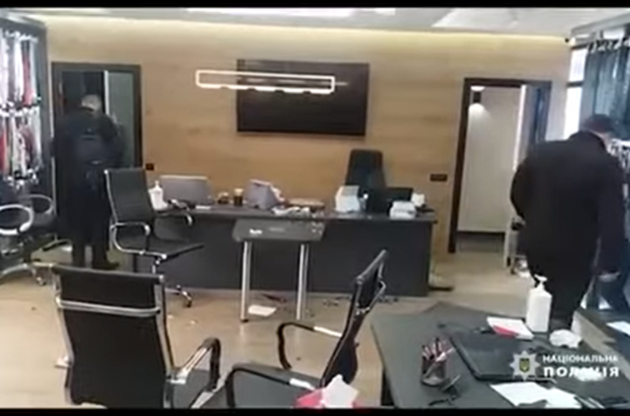 Правопорушники сіли у свої автомобілі та поїхали