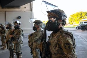 Министр обороны США призвал войска оставаться "аполитичны" во время протестов