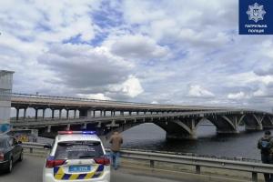 Суд отправил под арест мужчину, угрожавшего взорвать мост Метро в Киеве