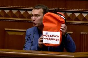 Бульбашки, шоколад та книга з економіки: у "Голосі" подарували депутатам символічний "рюкзачок урядовця"