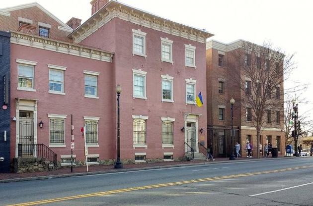 У посольство будуть пускати тільки відвідувачів в масках і рукавичках