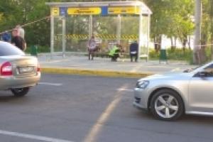Во время стрельбы на конечной маршрутки в Николаеве ранили двух человек: фоторепортаж