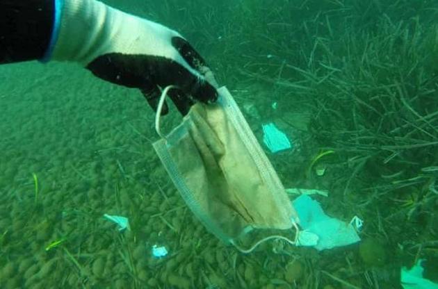 Наслідки пандемії: одноразові маски і рукавички забруднюють океан
