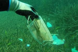 Наслідки пандемії: одноразові маски і рукавички забруднюють океан