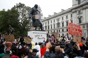 Протесты против расизма: демонстранты сносят и оскверняют памятники - фото