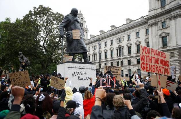 Протести проти расизму: демонстранти зносять і оскверняють пам'ятники - фото