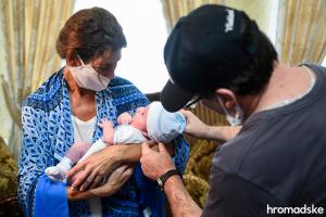 Родители некоторых младенцев, рожденных от суррогатных матерей, приехали в Украину