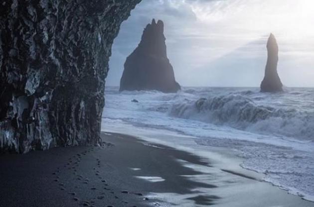 Как выглядит пляж с черным песком из "Игры престолов" без туристов - фото
