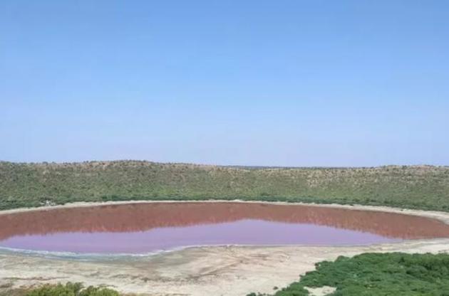 Озеро стало рожевим за одну ніч
