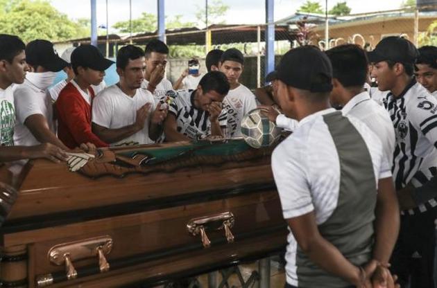 Друзья Мартинеса доставили гроб с телом на футбольную площадку