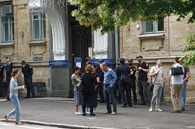 Під лікарнею зібралось вдосталь поліції